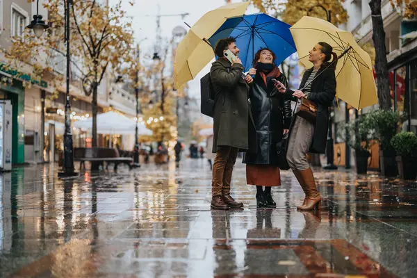 Young Business Partners Collaborating Rainy Day City — Stock Photo, Image