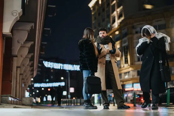 Three Friends Reunite Cold Urban Evening Warmly Dressed City Lights — Stock Photo, Image