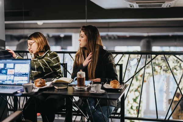 Zwei Arbeitswütige Frauen Sitzen Einem Cafétisch Mit Laptops Und Notizbüchern — Stockfoto