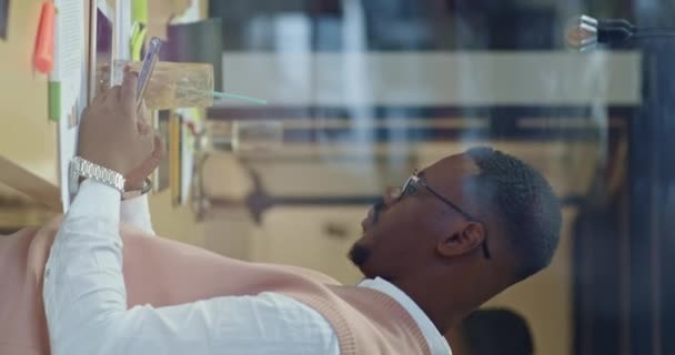 Pencereden Bakan Kendini Işine Adamış Bir Afro Amerikan Adam Ofiste — Stok video