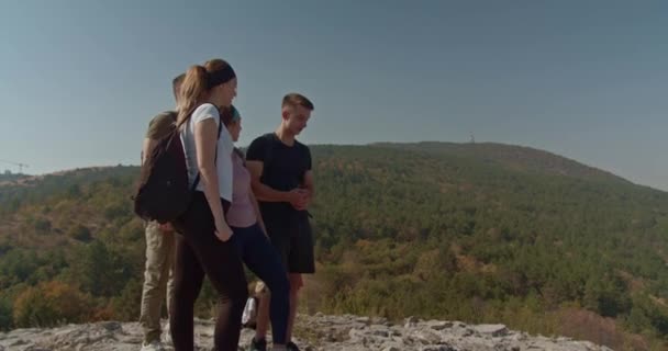 Freunde Wandern Einer Wunderschönen Berglandschaft Und Genießen Einen Sonnigen Tag — Stockvideo