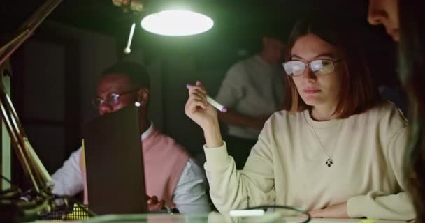 Gece Yarısı Ofis Ortamında Bilgisayar Ekranlarının Yumuşak Parıltısıyla Aydınlatılmış Odaklanmış — Stok video