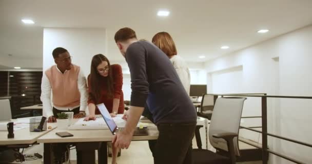 Team Quattro Colleghi Creativi Impegna Una Discussione Documenti Laptop Uno — Video Stock