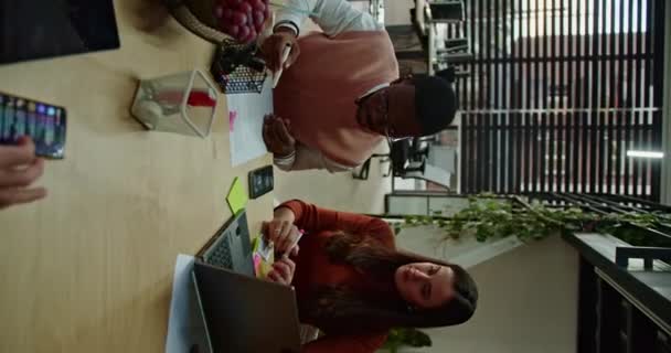Різноманітна Команда Діловій Зустрічі Стіл Прикрашений Ноутбуком Липкими Нотатками Смартфоном — стокове відео
