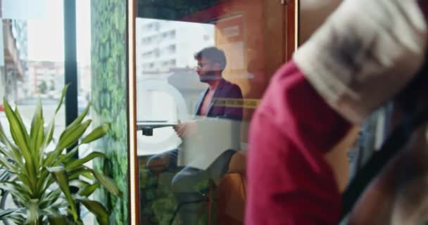 Konzentriert Einer Telefonzelle Bewahrt Der Geschäftsmann Die Privatsphäre Für Wichtige — Stockvideo