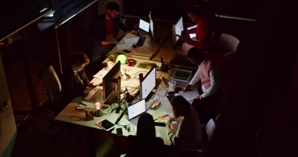 Des Collègues Collaborent Discutent Stratégies Tard Dans Nuit Analyser Les — Video