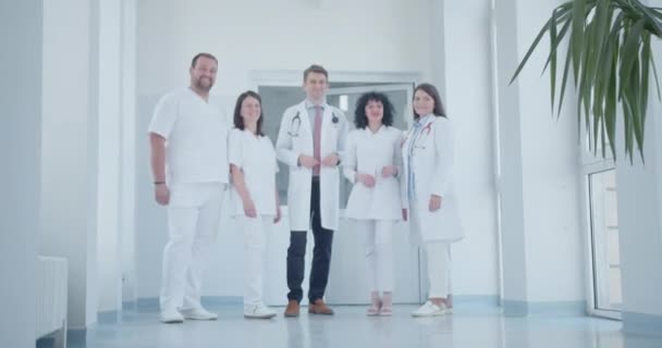Team Von Fachärzten Posiert Auf Modernem Sonnendurchflutetem Krankenhausflur Für Die — Stockvideo