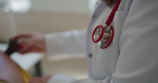Erfahrene Pneumologin Untersucht Rentnerin Der Praxis Mit Digitalem Stethoskop — Stockvideo