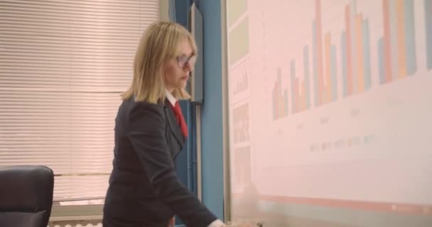 Profesör Üniversite Sınıfında Öğrencilere Ders Verirken Akıllı Tahtaya Notlar Yazıyor — Stok video