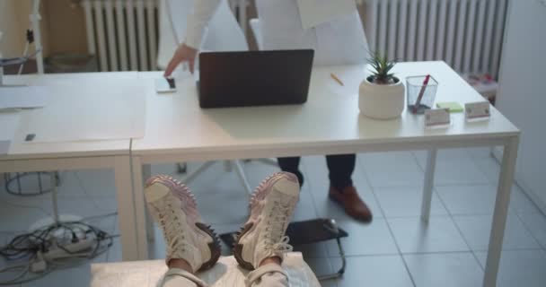 Der Arzt Arbeitet Schreibtisch Krankenhauszimmer Während Sich Ein Anderer Arzt — Stockvideo