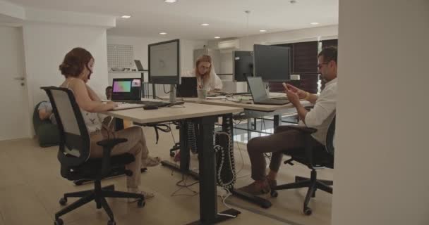 Fotoaparát Zoom Kancelářských Pracovníků Při Práci Další Odpočívají Během Pracovní — Stock video