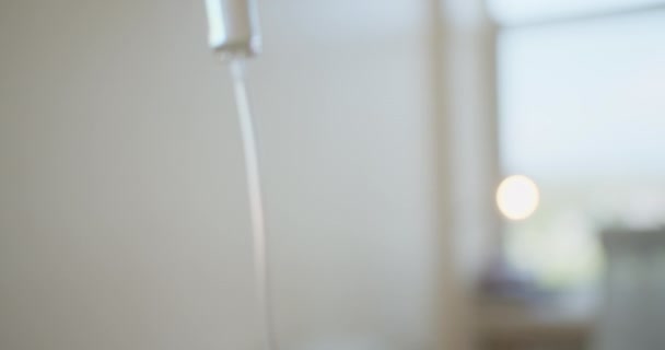 Внутривенное Вливание Через Пластиковую Трубку Прием Пациентом Пациент Получает Инфузию — стоковое видео