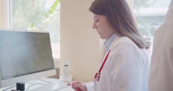 Kadın Doktorlar Hastalarıyla Bir Ofiste Sohbet Ediyorlar Sağlık Sorunlarını Dinliyorlar — Stok video