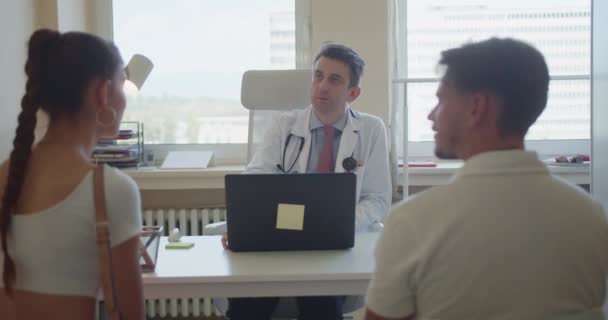 Mladí Pacienti Pár Diskutovat Výsledky Nebo Příznaky Zkušenostmi Středního Věku — Stock video