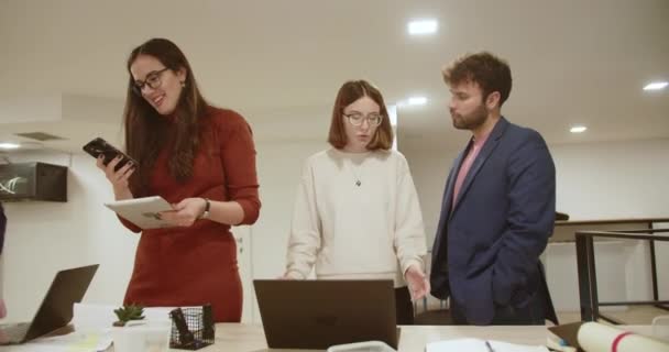 Einem Unternehmensumfeld Arbeitet Ein Engagiertes Team Aktiv Einem Projekt Zusammen — Stockvideo