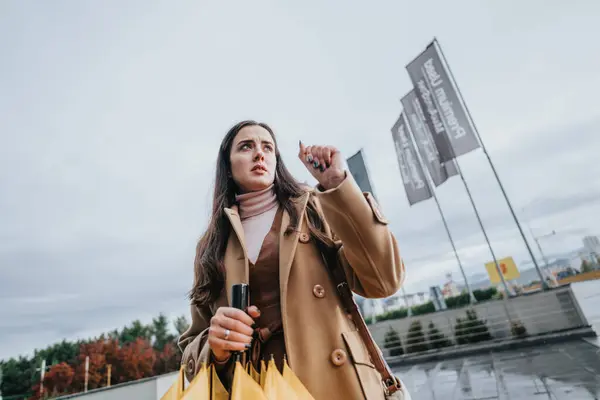 Berörd Ung Kvinna Med Paraply Och Shoppingväskor Stadsmiljö — Stockfoto