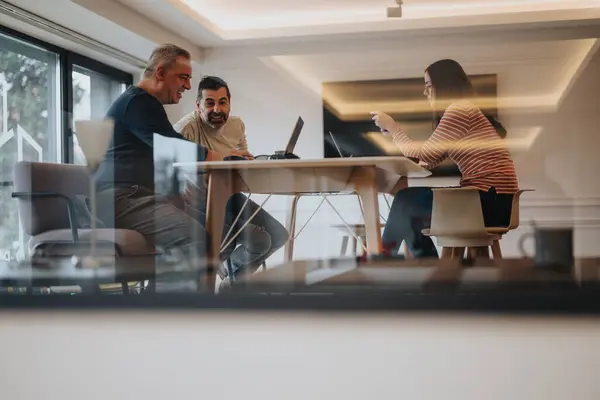 Konzentriertes Geschäftsteam Arbeitet Modernen Büroräumen Mit Laptops Zusammen — Stockfoto