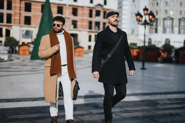 Två Sofistikerade Manliga Proffs Fashionabla Vinterrockar Strosar Genom Stadsbild Utstrålar — Stockfoto