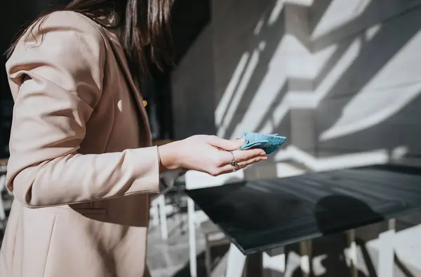 Hedendaagse Vrouw Overhandigt Een Creditcard Een Moderne Patio — Stockfoto