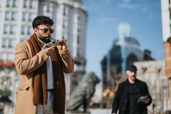 Deux Hommes Affaires Professionnels Mode Sont Concentrés Sur Leurs Téléphones — Photo