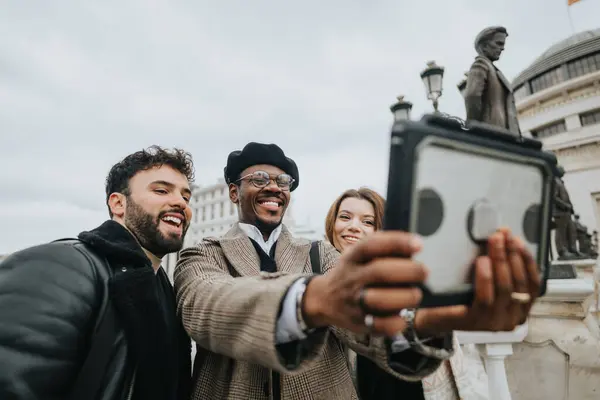 Trío Multicultural Jóvenes Emprendedores Negocios Disfrutando Momento Juntos Tomando Selfie —  Fotos de Stock