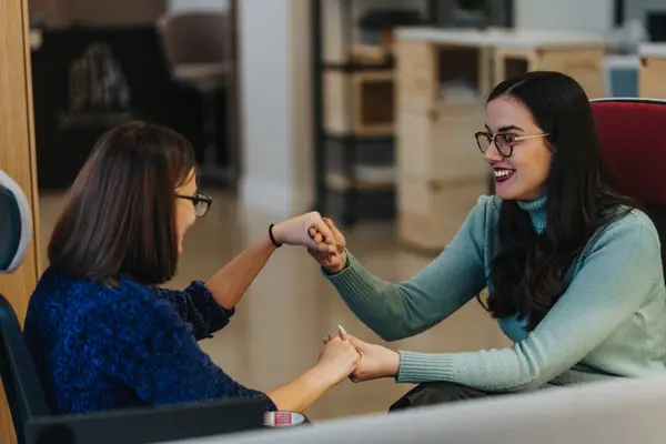 Candid Moment Captured Two Female Colleagues Enjoy Arm Wrestling Match — Stock Photo, Image