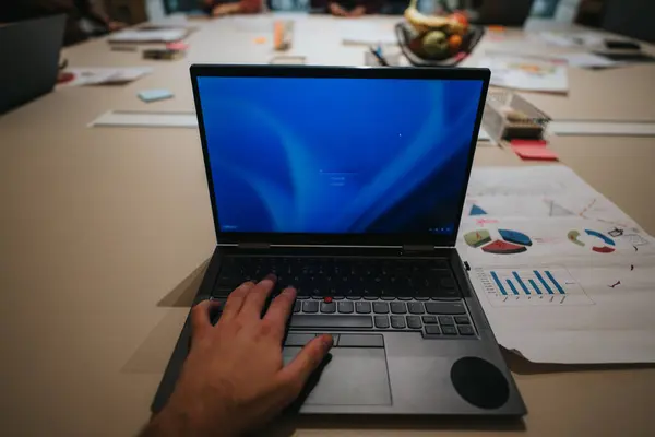 Close Van Een Professionele Handen Typen Een Laptop Met Kleurrijke — Stockfoto