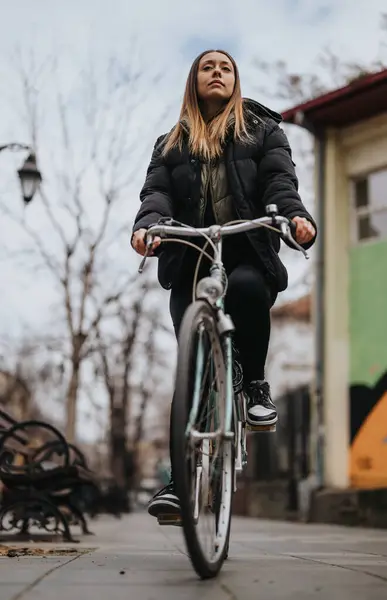 Femme Concentrée Vélo Sur Trottoir Urbain Avec Des Arbres Des — Photo