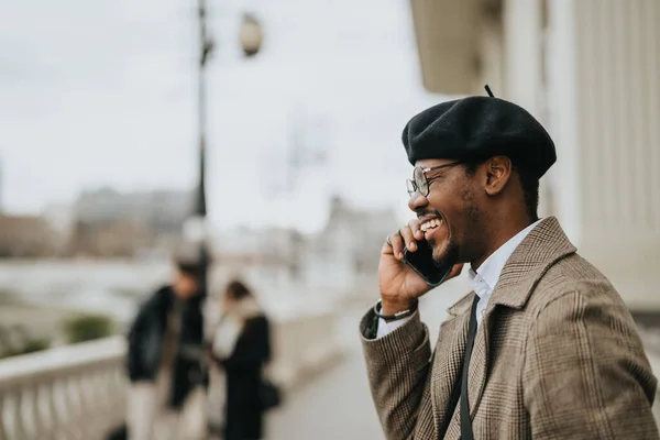 Hombre Afroamericano Alegre Traje Casual Inteligente Disfrutando Una Conversación Teléfono — Foto de Stock