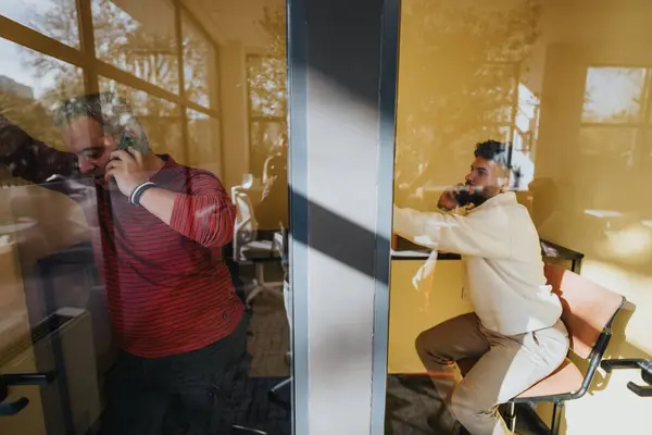 Multigenerační Obchodní Spoluhráči Telefonátem Telefonní Budce Kanceláři — Stock fotografie