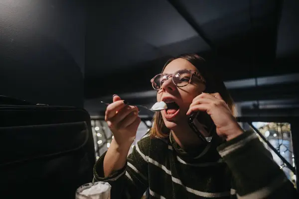 Eine Frau Führt Ein Lebhaftes Telefongespräch Während Sie Einem Schummrig — Stockfoto