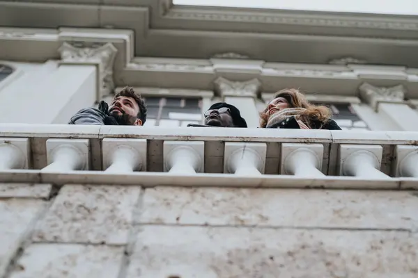 Three Friends Looking Upwards Balcony Historic Building Candid Moment — Stock Photo, Image