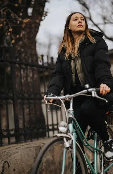 在初秋的时候 一个活跃的年轻人骑着老式自行车在城市里活动 表现出了一种自由和自信的感觉 — 图库照片