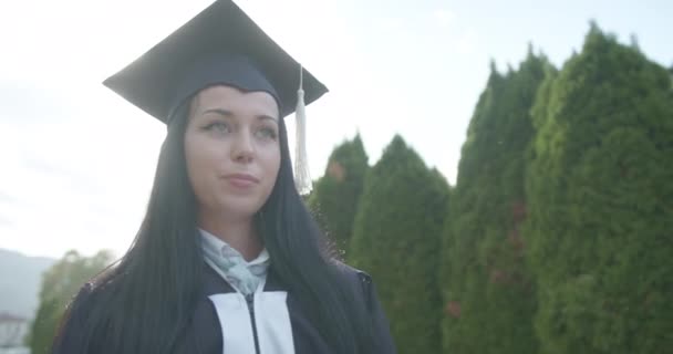 Уверенная Себе Молодая Студентка Празднует Свой Академический Выпускной Успех Парке — стоковое видео