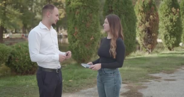 Öğrenciler Şehir Parkında Tanışırlar Onlar Birbirlerine Sarılıyorlar Öğrenciler Güzel Yeşil — Stok video