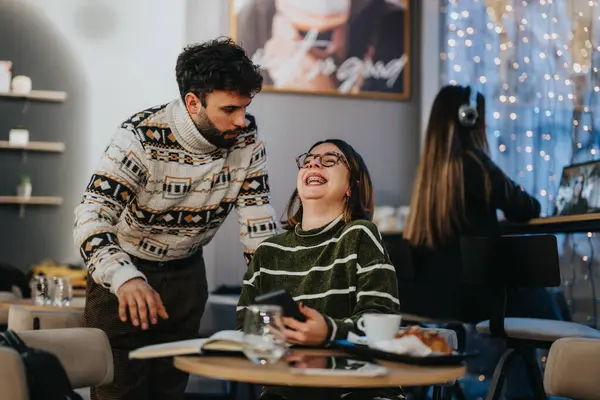 Candid Moment Two Young People Collaborating Casual Cafe Setting Sharing — Stock Photo, Image