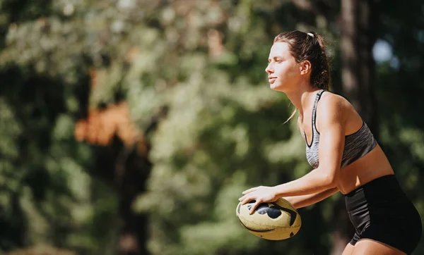 健康活泼的女孩在户外玩的很开心 在一个阳光灿烂的公园里扔了一个球 他们的精力是有传染性的 能激励他人积极活动 — 图库照片
