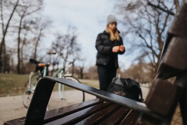 Unscharfer Hintergrund Einer Frau Die Einem Winterpark Steht Fokus Auf — Stockfoto