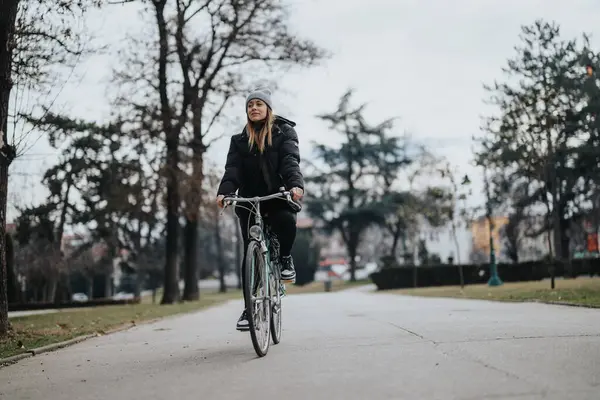 Une Jeune Cycliste Longe Sentier Parc Entourée Arbres Nature Adoptant — Photo