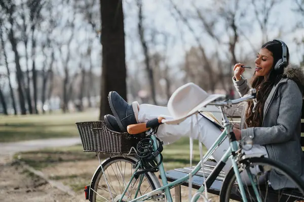 Parktaki Bankta Oturan Bisikletinin Yanında Güneşlenen Şehir Ritmini Hisseden Rahat — Stok fotoğraf