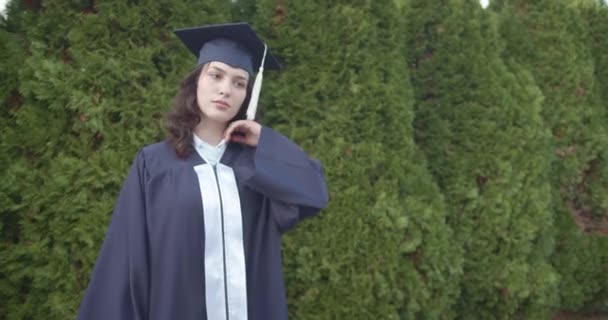 Parmi Les Natures Grandeur Une Jeune Diplômée Rayonne Joie Dans — Video