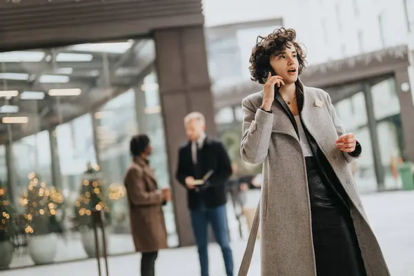 Uma Mulher Negócios Está Tendo Uma Conversa Telefônica Enquanto Caminha — Fotografia de Stock