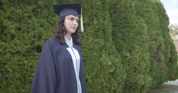 Zelfverzekerde Vrouwelijke Afgestudeerde Cap Toga Buiten Staan Haar Succes Vieren — Stockvideo