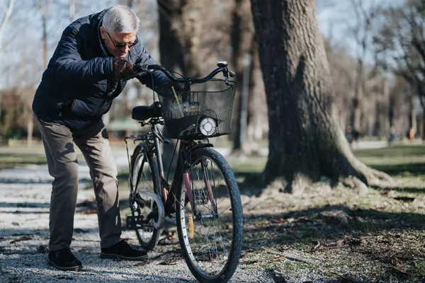 Outdoor Portrait Active Elderly Man Pausing His Bike Ride Check — Stock Photo, Image
