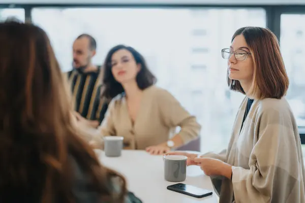 Focused Woman Listening Intently Relaxed Business Meeting Colleagues Bright Office — Stock Photo, Image