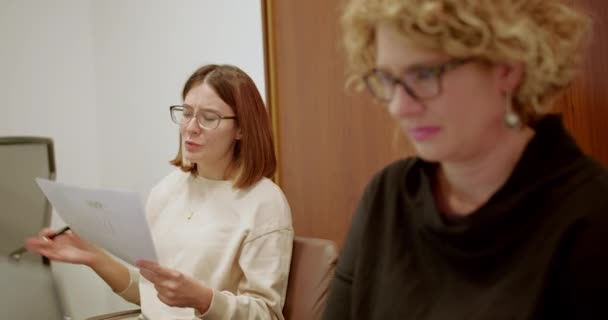 Γυναίκες Επιχειρηματίες Συζητούν Σοβαρά Για Γραφειοκρατία Ένα Περιβάλλον Γραφείου Τονίζοντας — Αρχείο Βίντεο