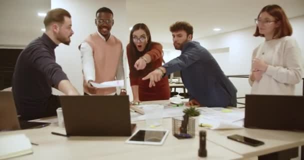 Multigenerační Různorodý Tým Pozdě Kanceláři Ponořuje Zpráv Vedených Dosažení Růstu — Stock video
