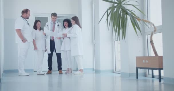 Skupina Zdravotnických Pracovníků Klinice Poskytující Úspěšnou Léčbu Pacientům Diagnóza Konzultace — Stock video