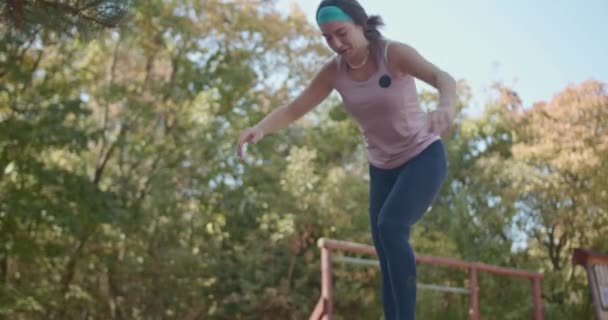 Urocza Kobieca Turystka Balansująca Drzewie Odpoczywająca Spacerze Górach Bawi Się — Wideo stockowe