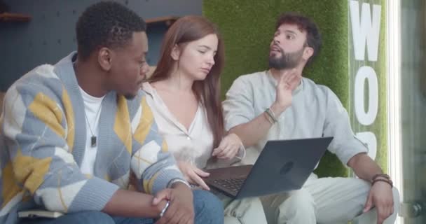 Çeşitli Adamları Eşikte Oturuyor Bir Dizüstü Bilgisayarda Birlikte Çalışıyorlar Günlük — Stok video